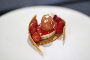 Dessert autour de la fraise au restaurant 1 étoile l'Écrin de Yohann Chapuis