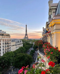 La vue exceptionnelle sur la Tour Eiffel du Plaza Athénée.