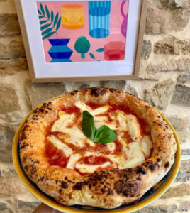 La généreuse pizza napolitaine de Vico Pizzza.