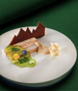 Assiette autour du poisson au restaurant gastronomique de l'hôtel président à Genève en Suisse.