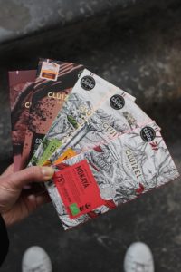 Éventail de tablettes de chocolat noir Cluizel.